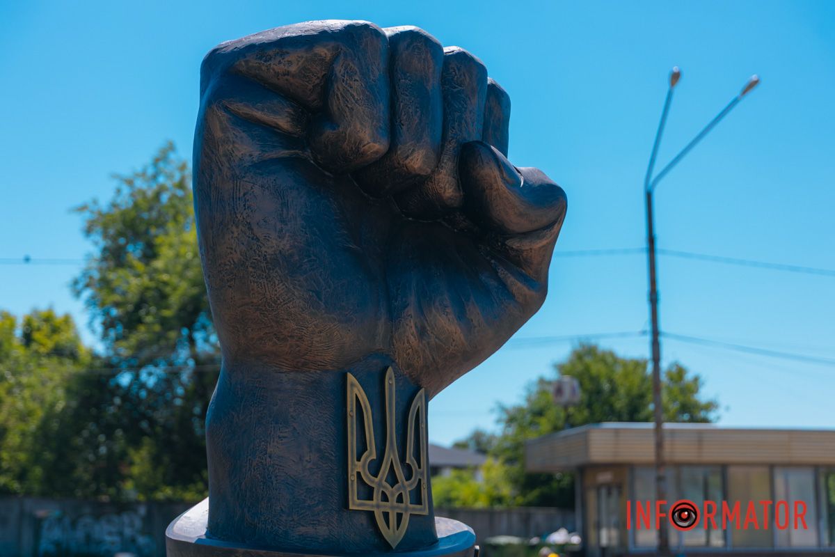 Герб України на меморіалі