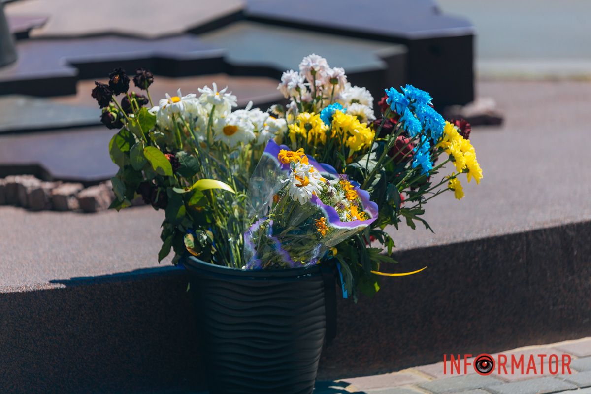 Квіти біля меморіалу