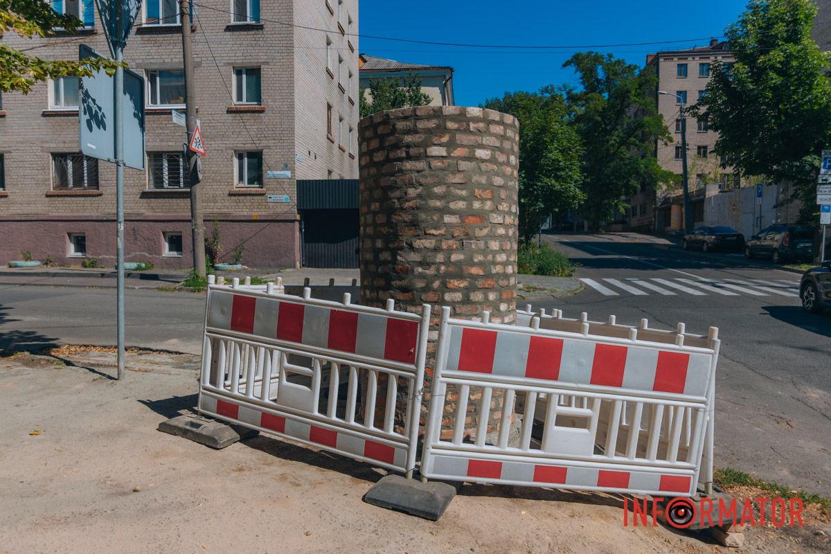 Афишная тумба находится на пересечении улиц Паторжинского и Моссаковского