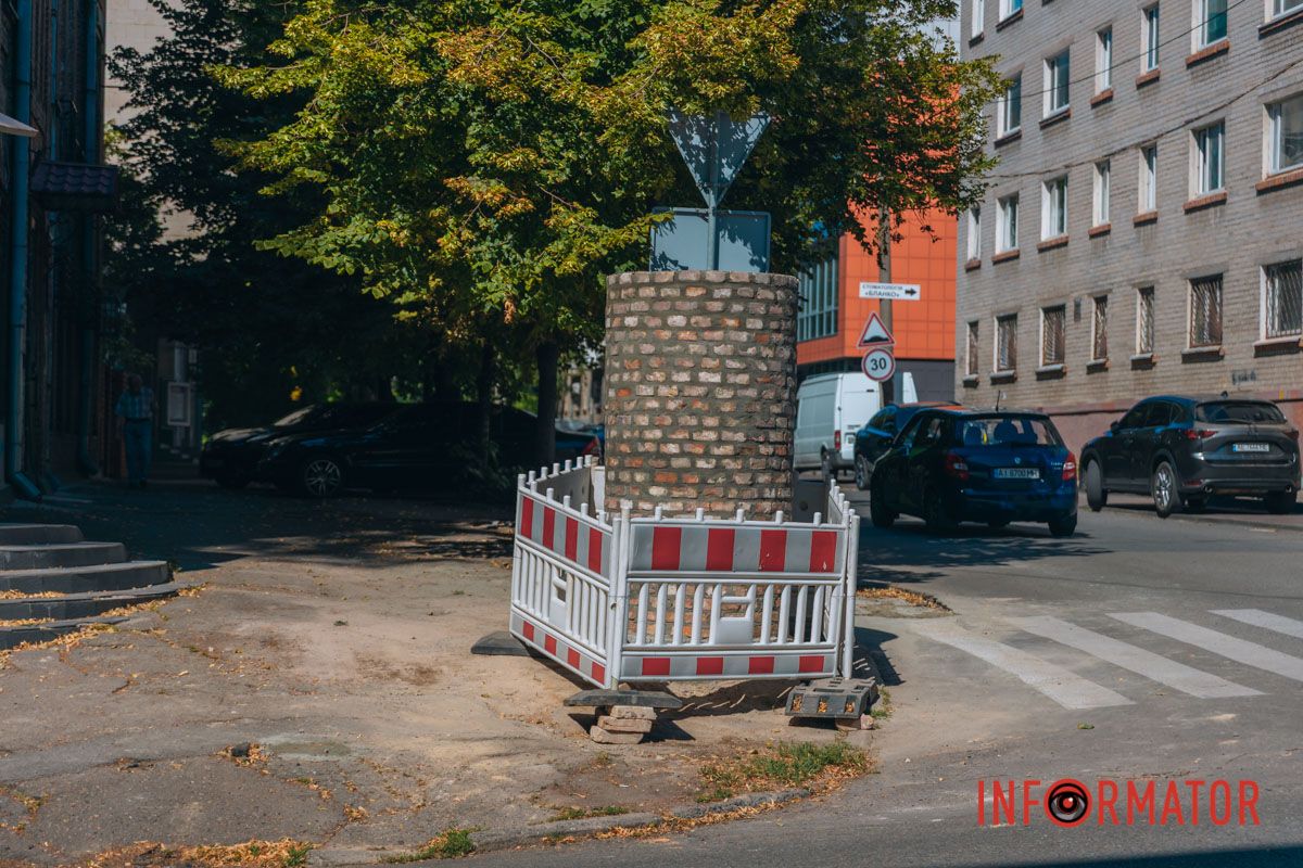 Старая тумба простояла здесь со времен Екатеринослава