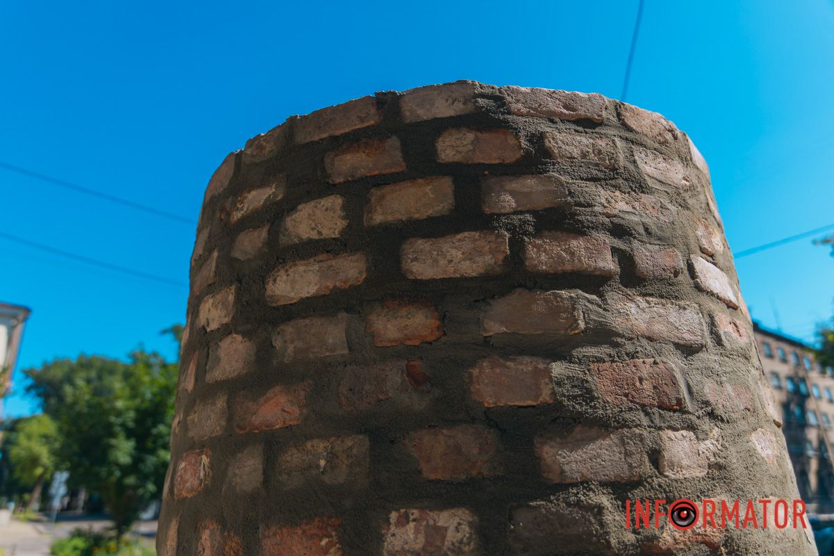 1 июля 1855 г. берлинский издатель и владелец типографии Литфас установил в Берлине первую цилиндрическую тумбу.