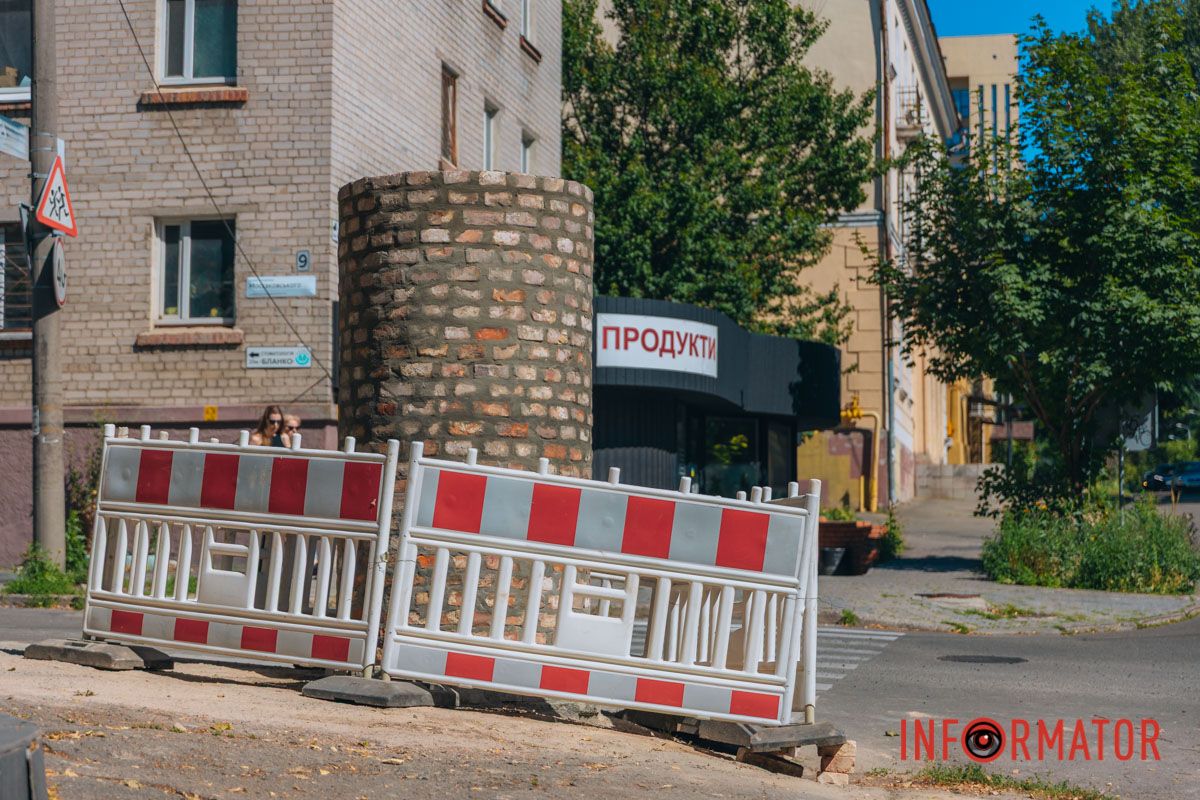 В XIX веке такая тумба стала удачной альтернативой заборам и стенам построек, на которые вывешивали объявления и афиши.