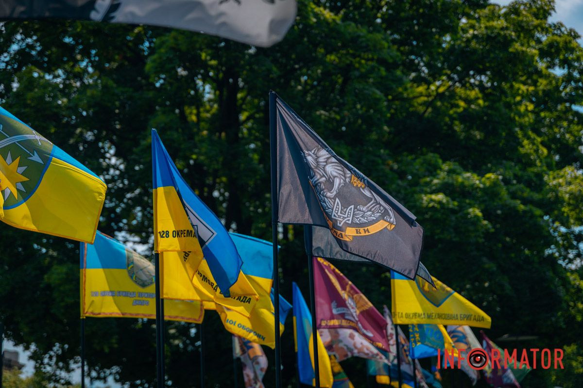 Прапори вгорі кожної конструкції 