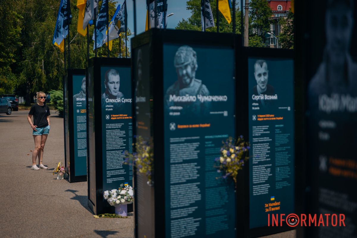 Містяни зупиняються аби дізнатися більше про Захисників