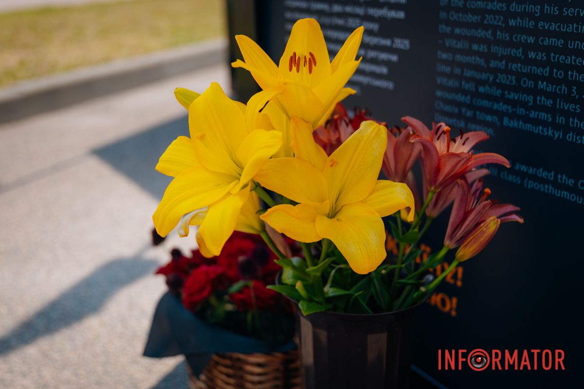 Поруч з кожною кострукцією — квіти 