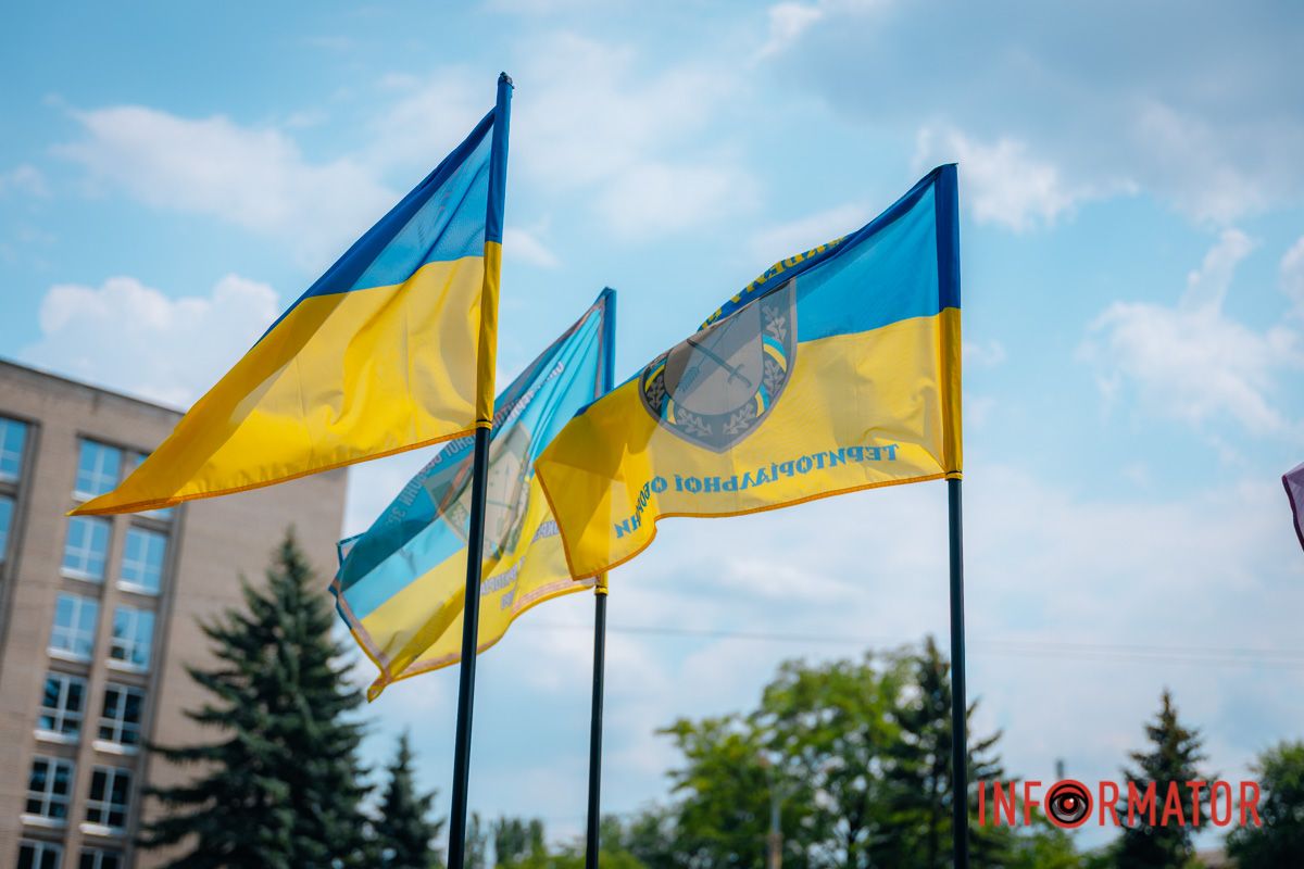 На тригранних конструкціях можна побачити 3 фотографії та історії бійців