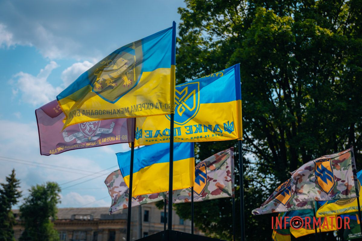 У Дніпрі біля проспекту Богдана Хмельницького встановили 12 конструкцій з історіями полеглих Захисників