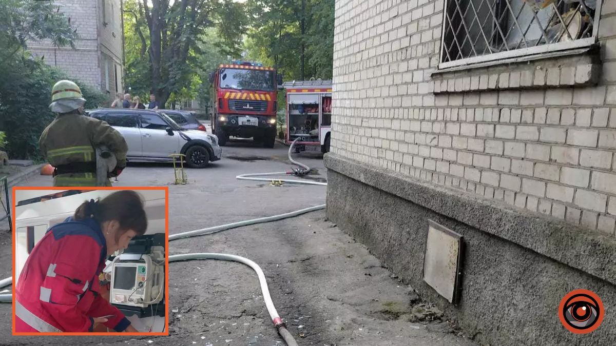 Із задимленого помешкання вивели чоловіка: у Самару горіла квартира у двоповерховому будинку