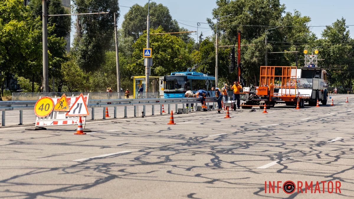 У Дніпрі на Набережній Заводській почали встановлювати відбійник