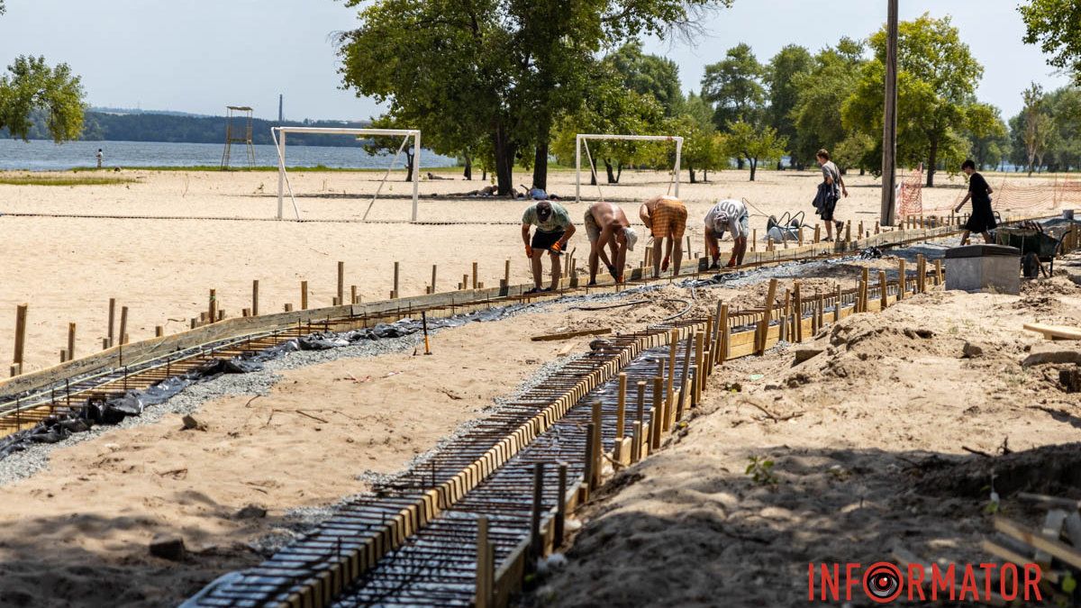 У Дніпрі на пляжі на Монастирському острові оновлюють пішохідну доріжку