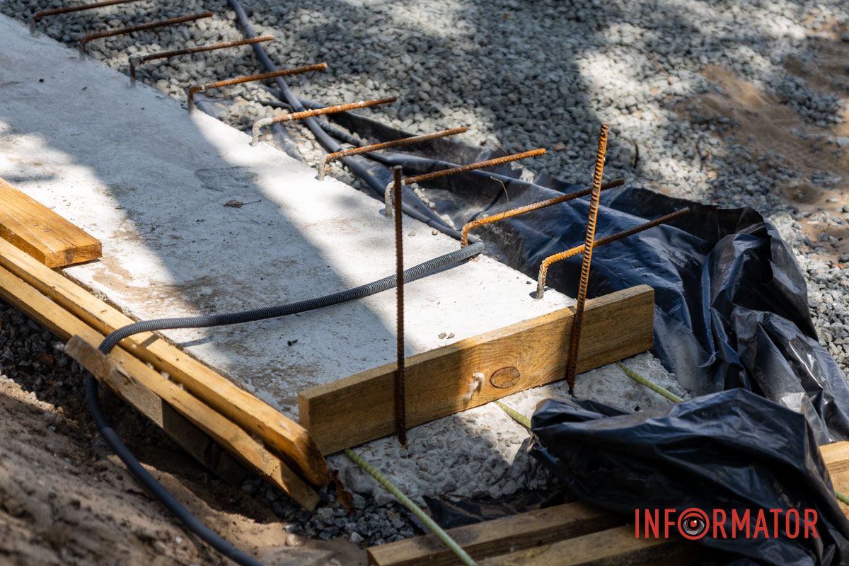 Таким образом, усиливается прочность конструкции.