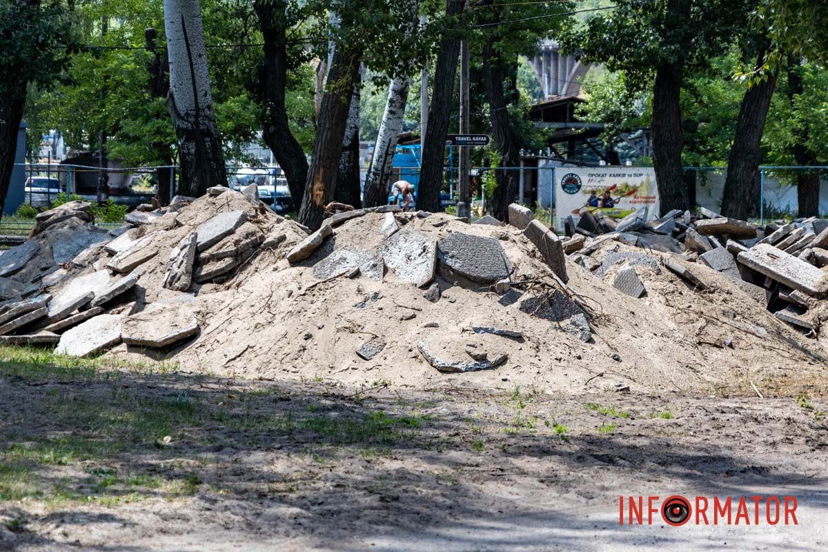 Гора с плит, лежащих неподалеку