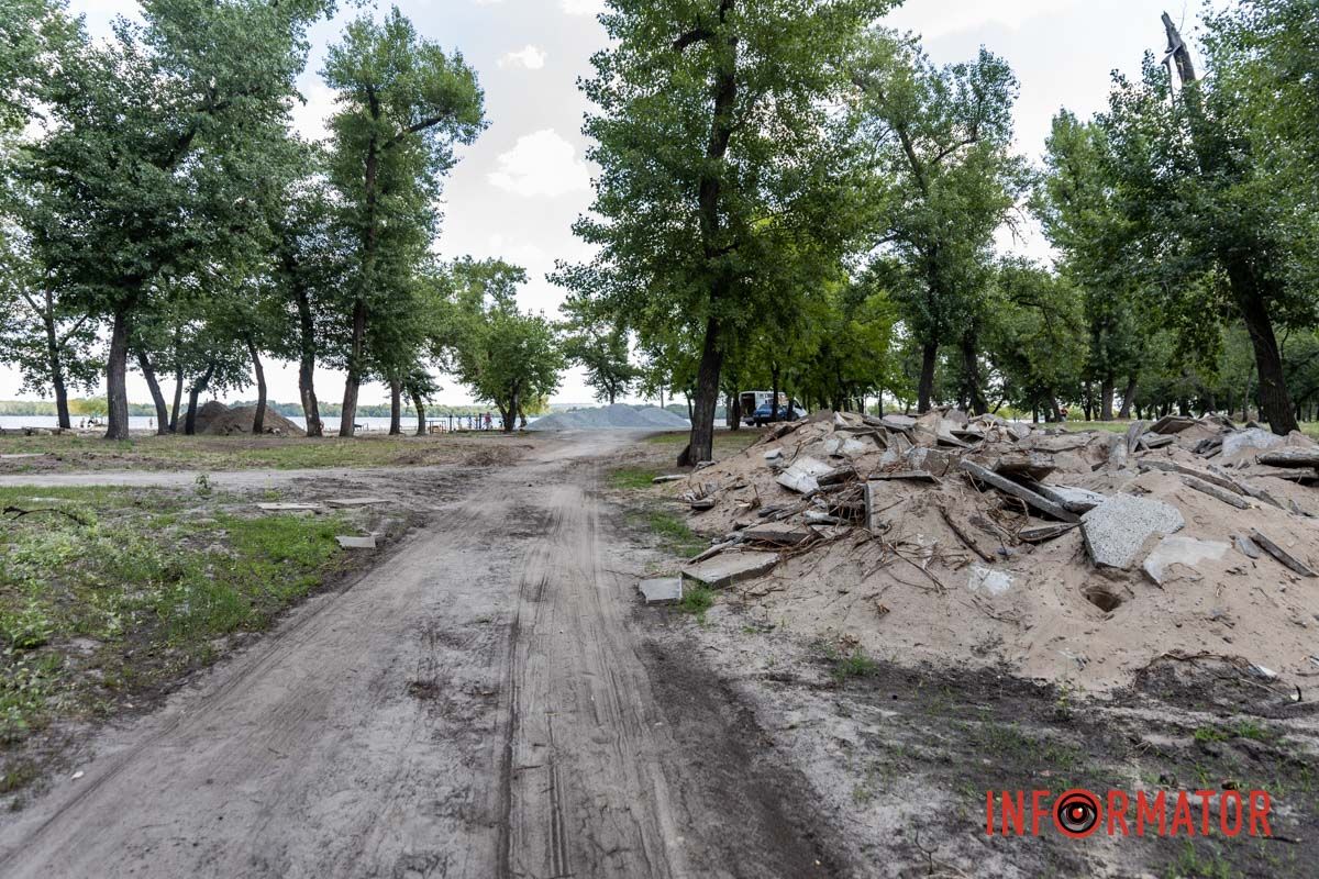 На месте работ наша съемочная группа увидела, что старую дорожку из плит просто демонтировали