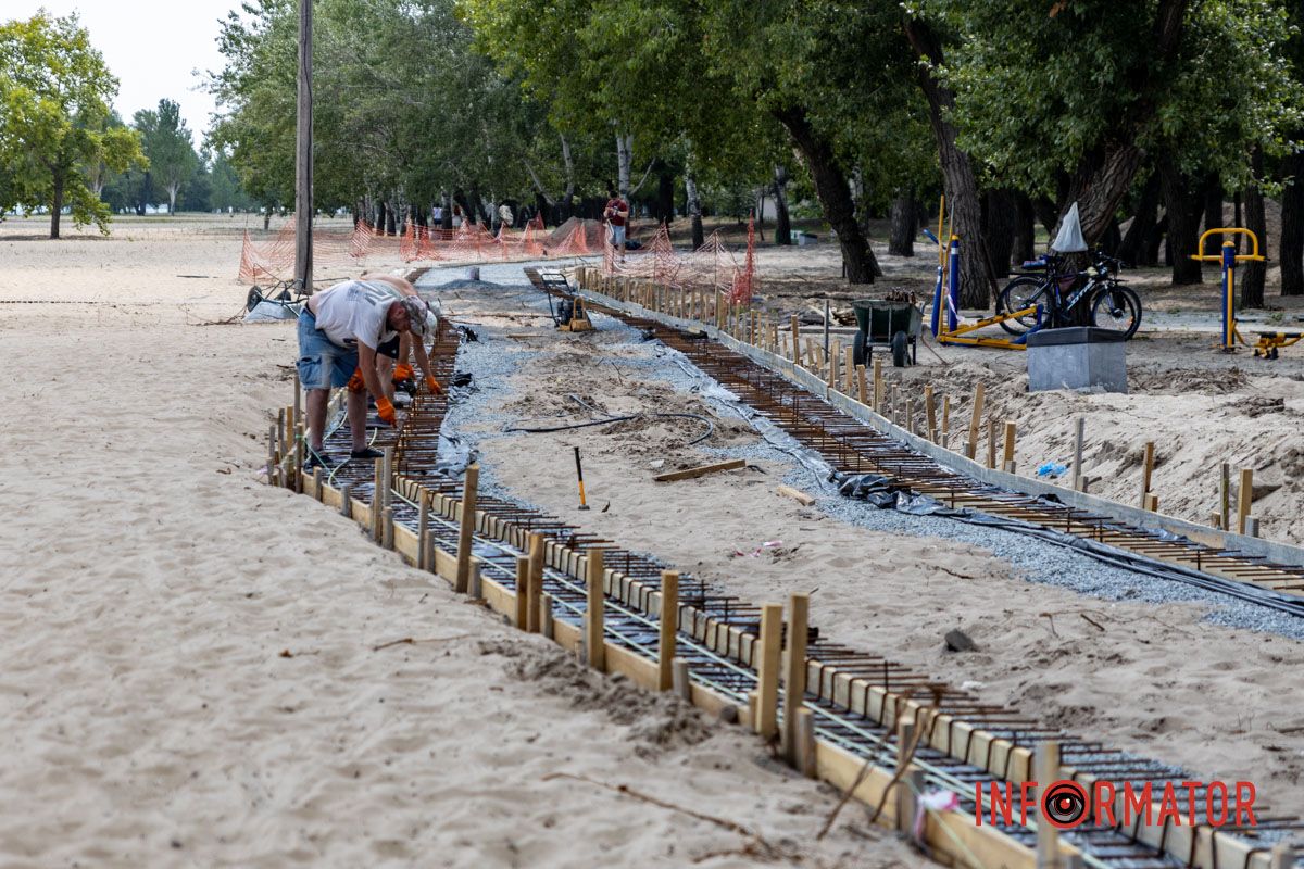 Теперь дорожку из песка засыпали щебнем и рабочие заливают бетоном заранее заготовленные армированные конструкции.