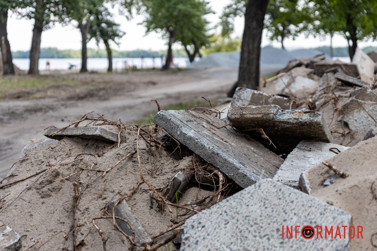 Плиты, когда-то лежавшие здесь