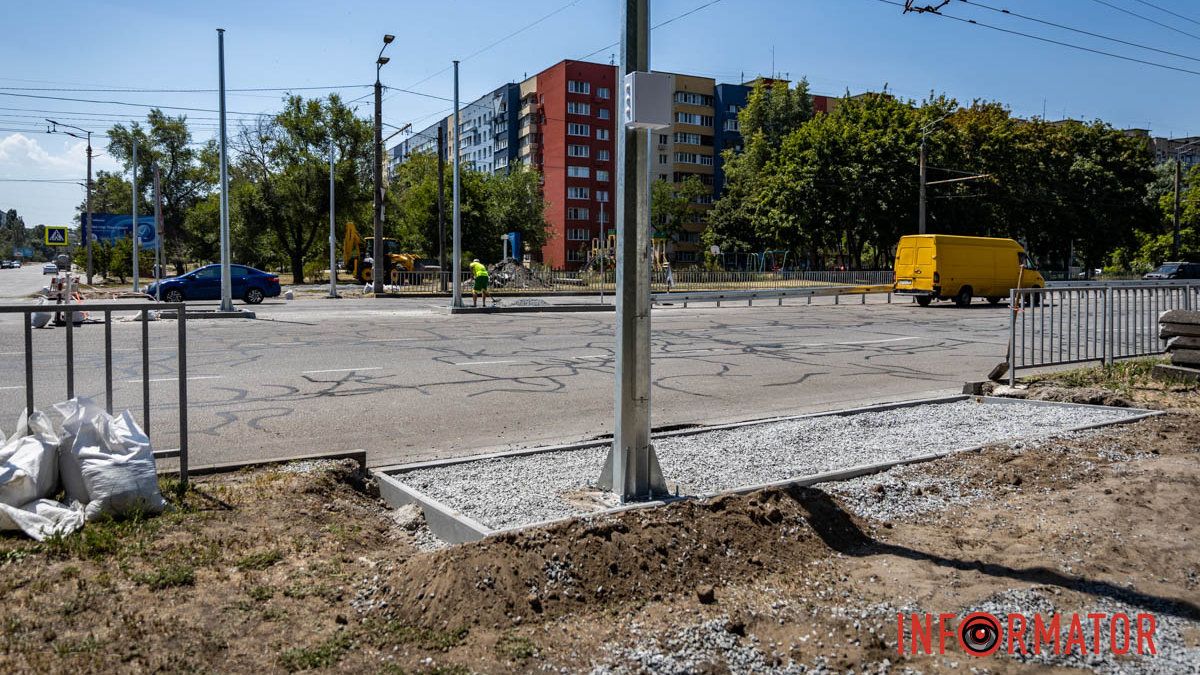На Набережной Заводской в ​​Днепре начали устанавливать светофор более чем за 4,5 миллиона гривен