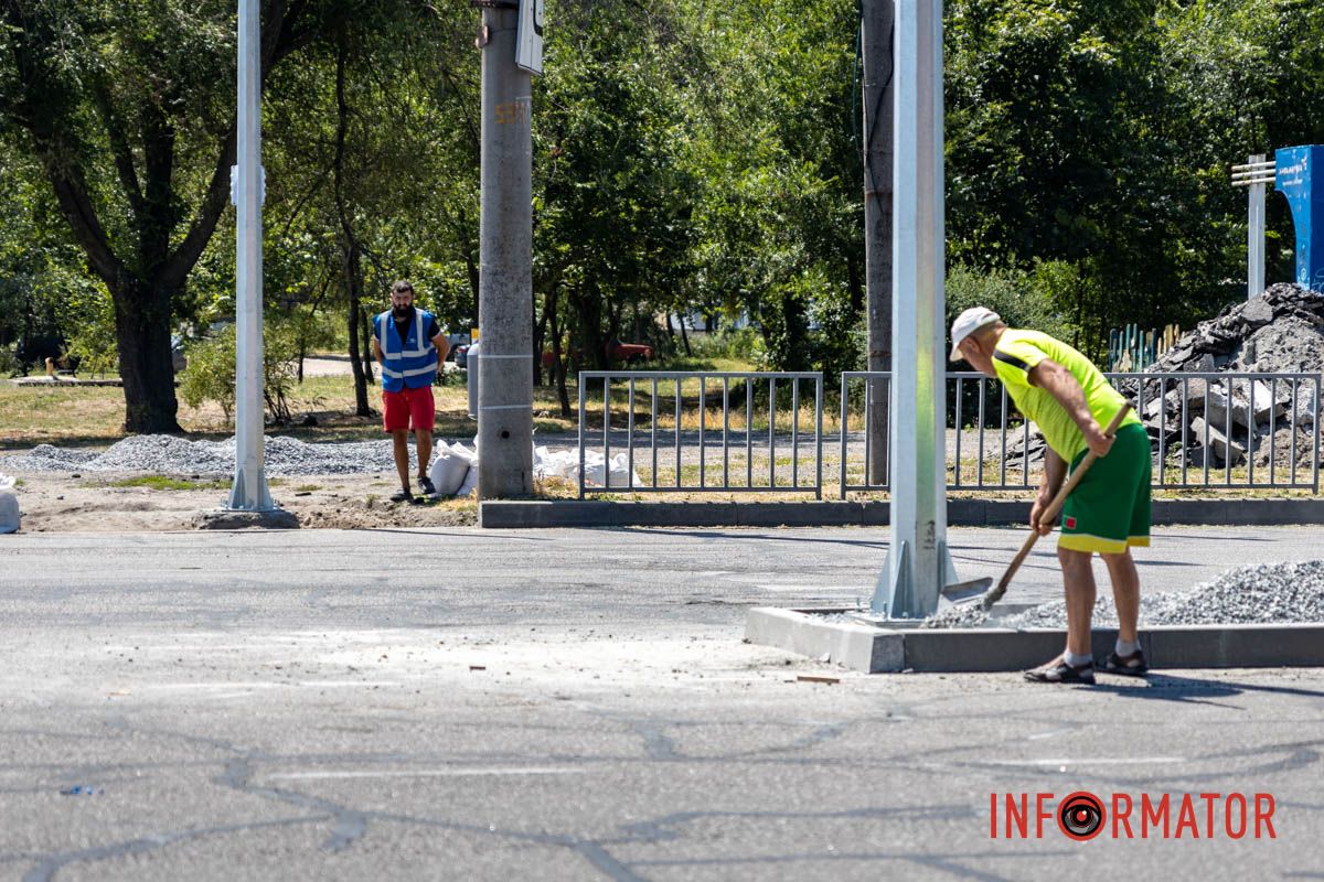 Этот светофор находится перед перекрестком