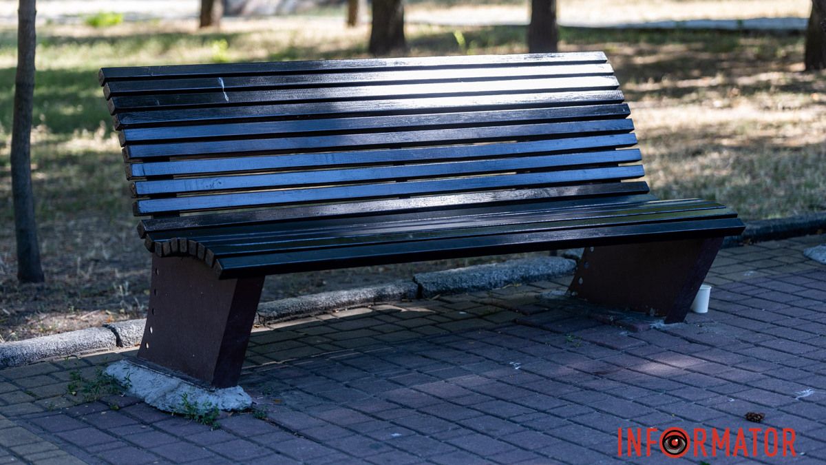 В Днепре в парке Шевченко за 440 тысяч гривен ремонтируют и красят лавочки