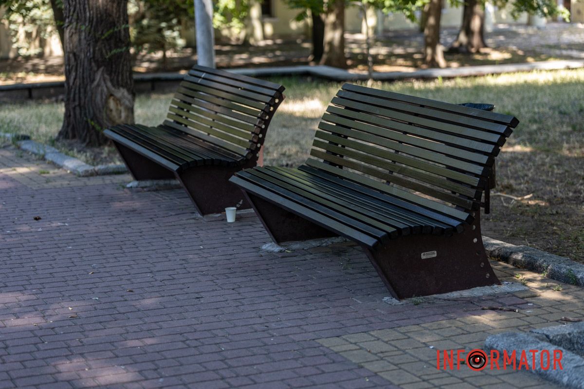У Дніпрі у парку Шевченка за 440 тисяч гривень ремонтують та фарбують лавочки 7