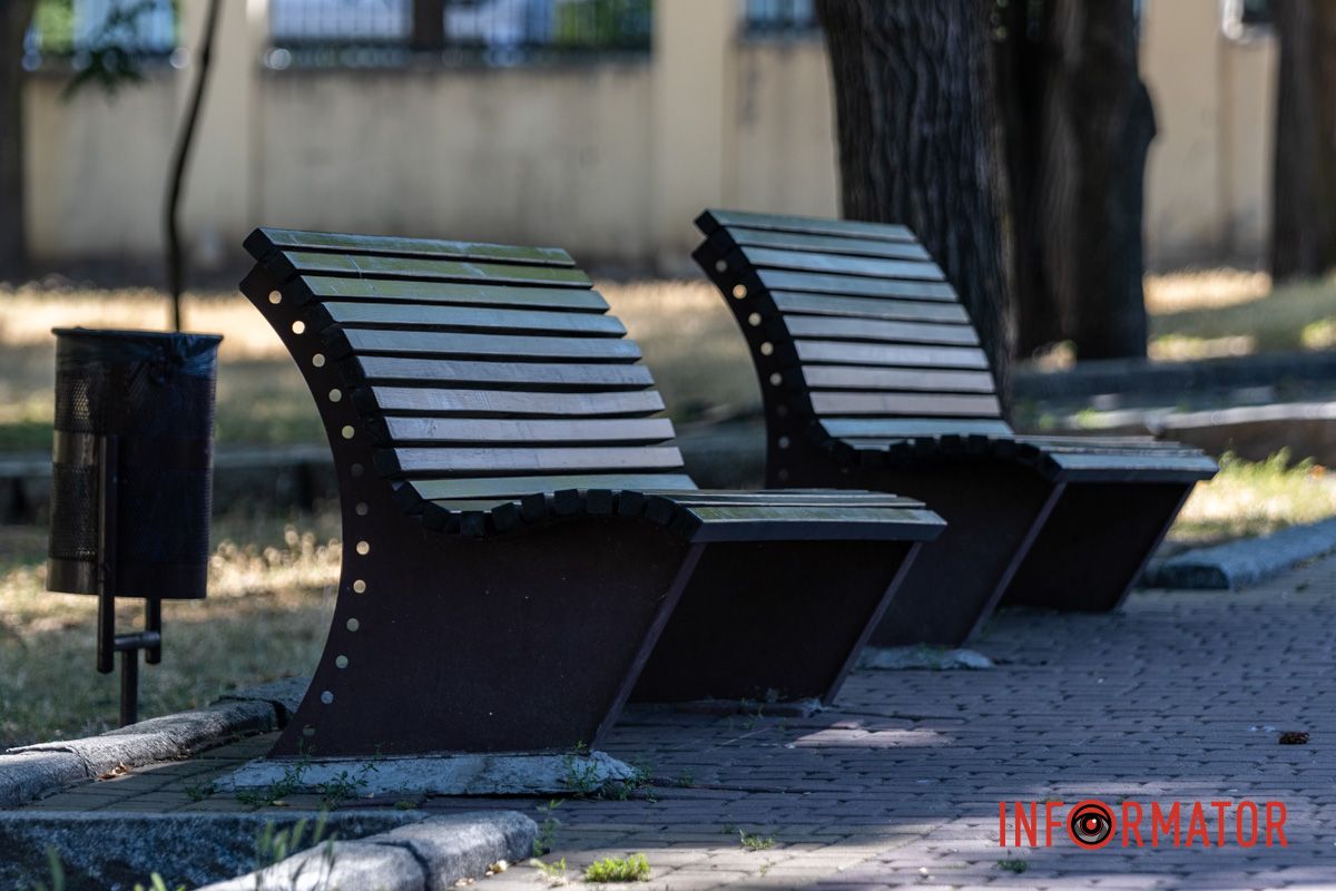У Дніпрі у парку Шевченка за 440 тисяч гривень ремонтують та фарбують лавочки 8