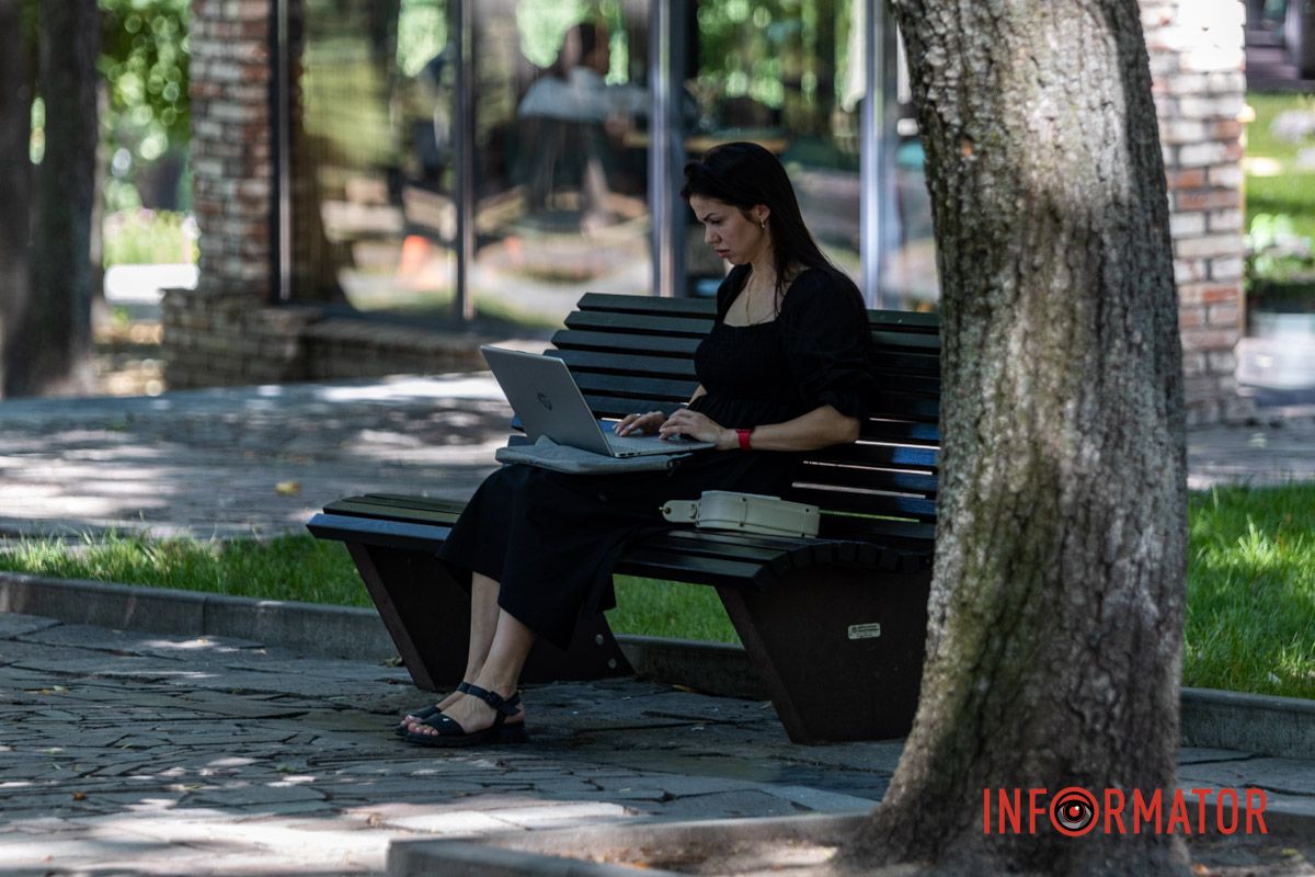 У Дніпрі у парку Шевченка за 440 тисяч гривень ремонтують та фарбують лавочки 9