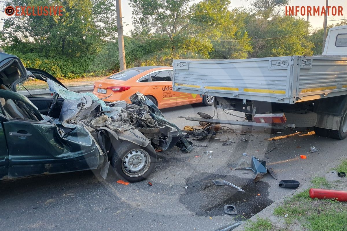 Обстоятельства аварии выясняет следователь по ДТП В Днепре на проезде Гальченко Chevrolet влетел в грузовик МАЗ 2