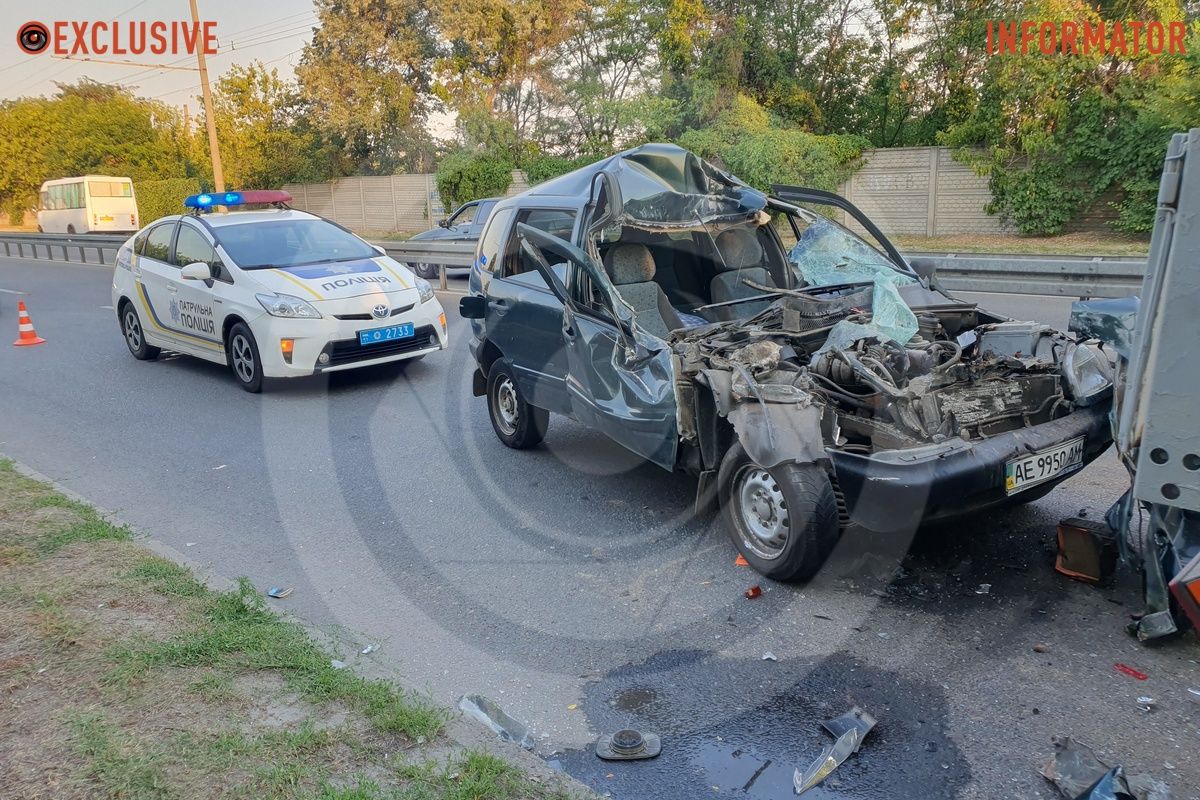 Chevrolet влетел в грузовик МАЗ В Днепре на проезде Гальченко Chevrolet влетел в грузовик МАЗ 1