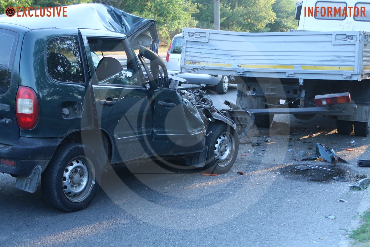 В Днепре на проезде Гальченко Chevrolet влетел в грузовик МАЗ 12