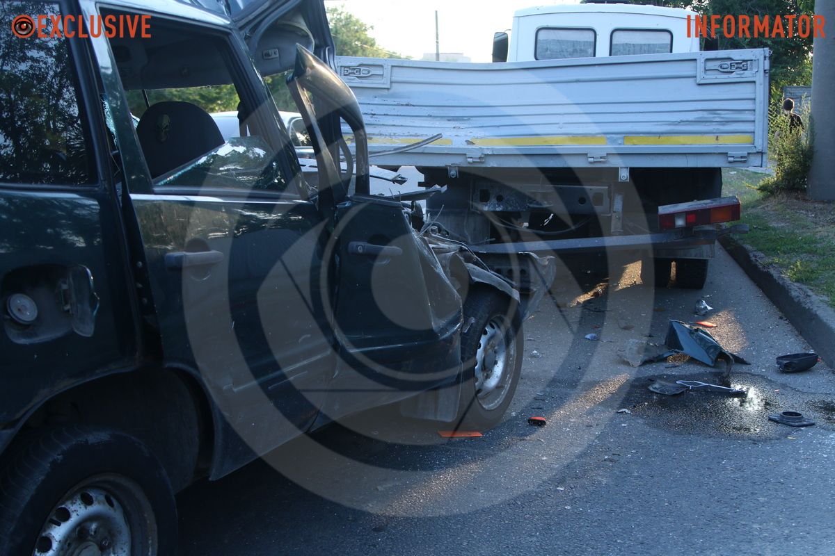 В Днепре на проезде Гальченко Chevrolet влетел в грузовик МАЗ 6