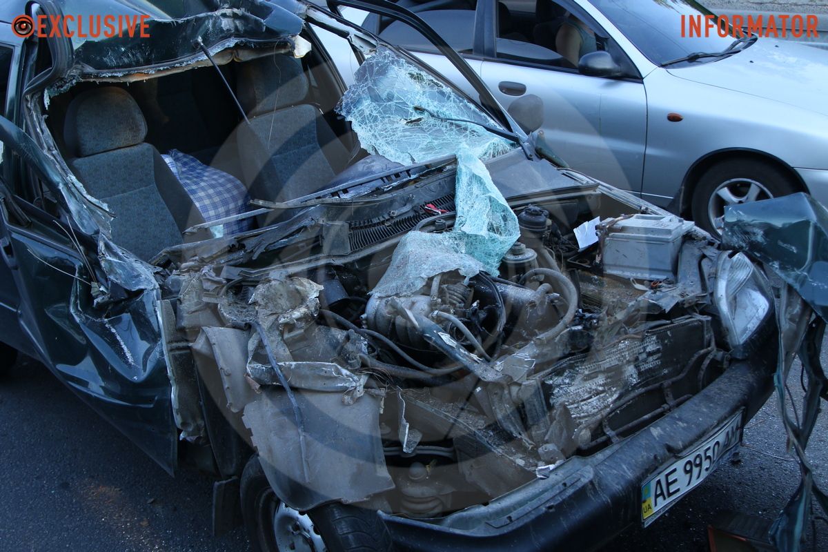 В Днепре на проезде Гальченко Chevrolet влетел в грузовик МАЗ 10