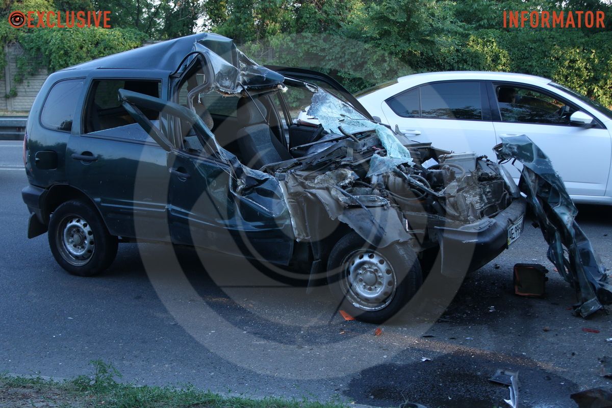 В Днепре на проезде Гальченко Chevrolet влетел в грузовик МАЗ 4