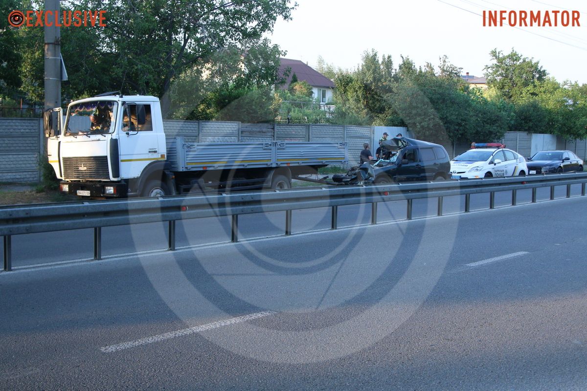 В Днепре на проезде Гальченко Chevrolet влетел в грузовик МАЗ 8