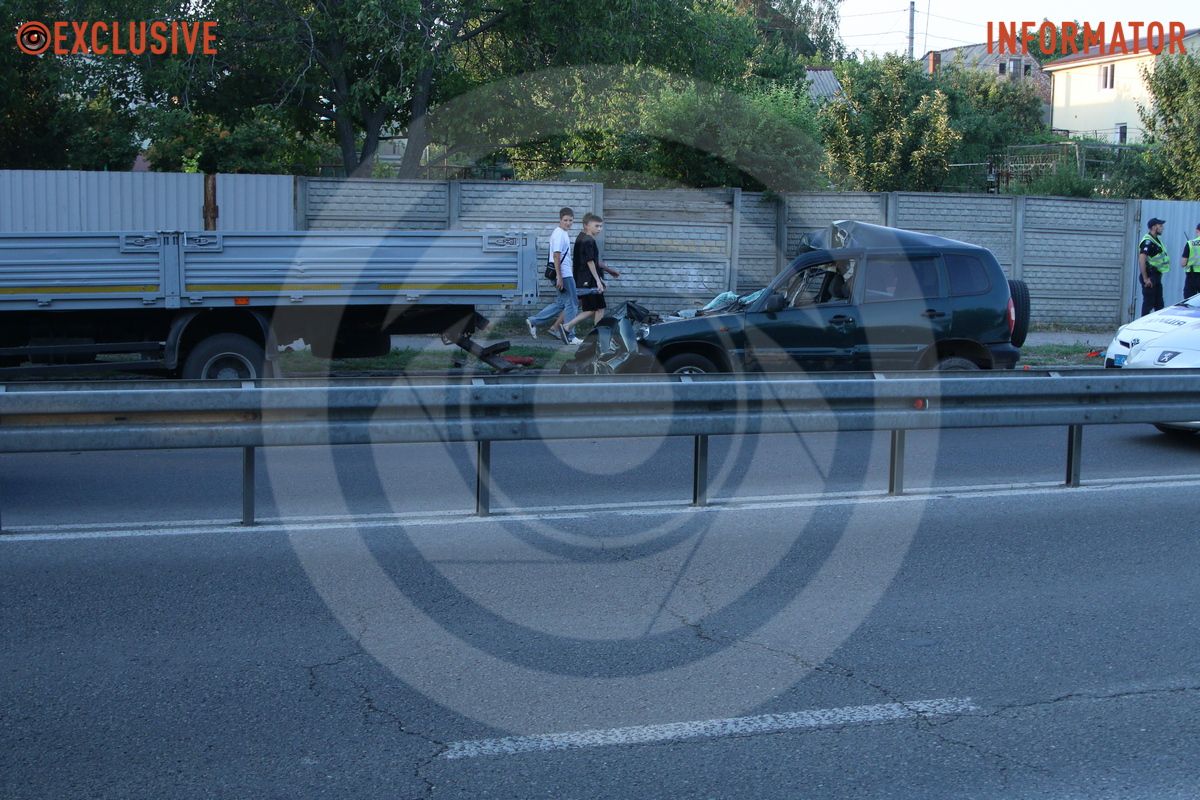 В Днепре на проезде Гальченко Chevrolet влетел в грузовик МАЗ 3