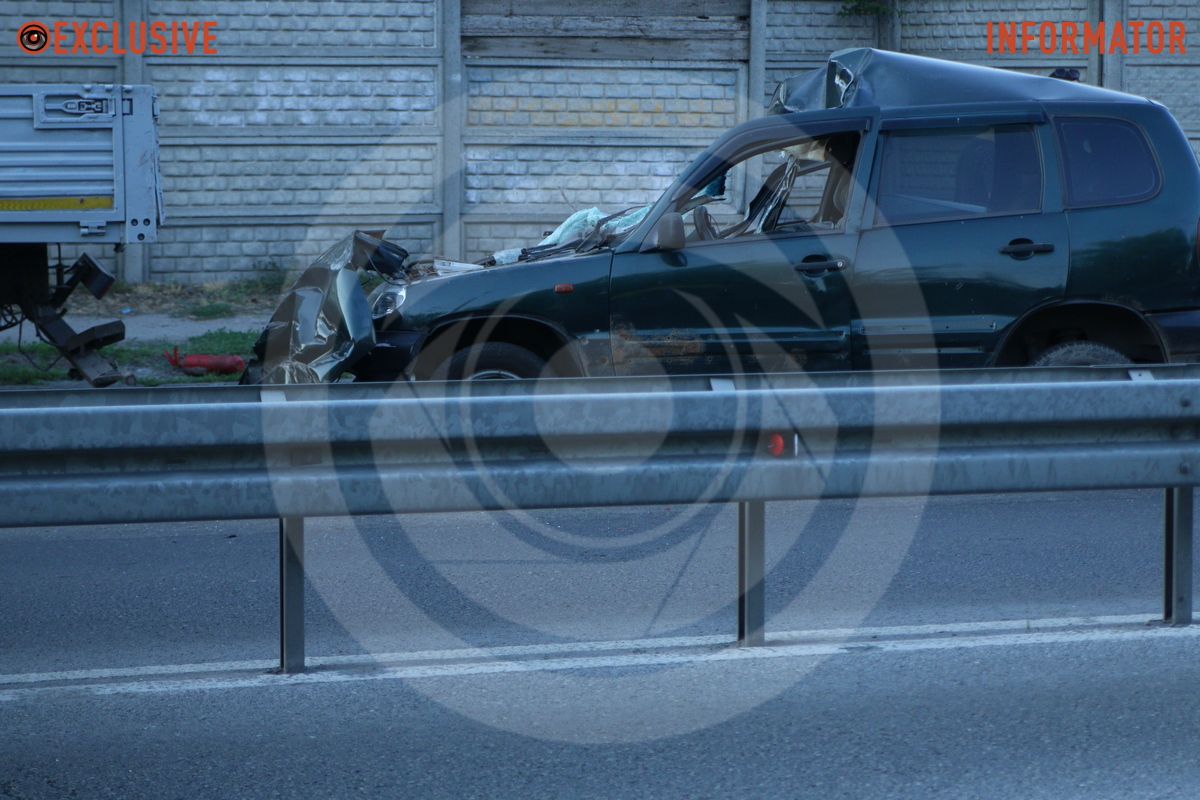 В Днепре на проезде Гальченко Chevrolet влетел в грузовик МАЗ 11