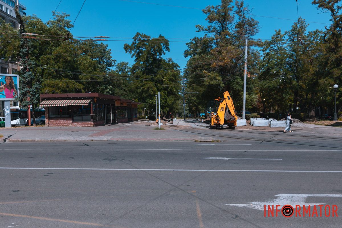 В Днепре на проспекте Яворницкого обустраивают два современных остановочных комплекса В Днепре на проспекте Яворницкого обустраивают два современных остановочных комплекса