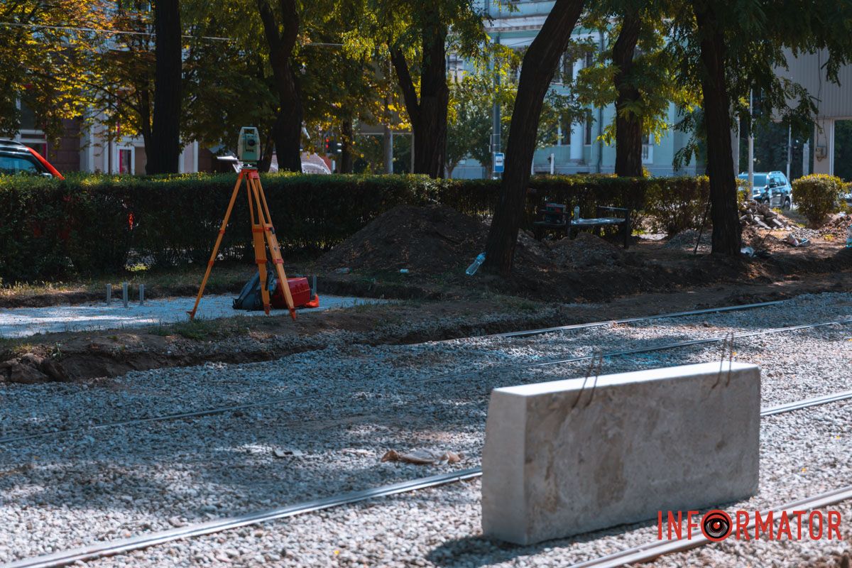 Остановку трамвая №1 в направлении железнодорожного вокзала перенесут на бульварную часть проспекта Дмитрия Яворницкого Остановку трамвая №1 в направлении железнодорожного вокзала перенесут на бульварную часть проспекта Дмитрия Яворницкого