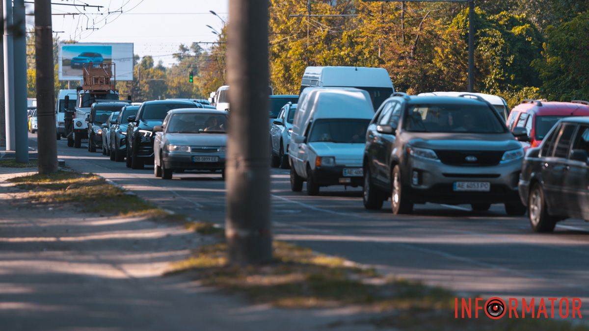 У Дніпрі на Набережній Перемоги утворився затор: що сталось
