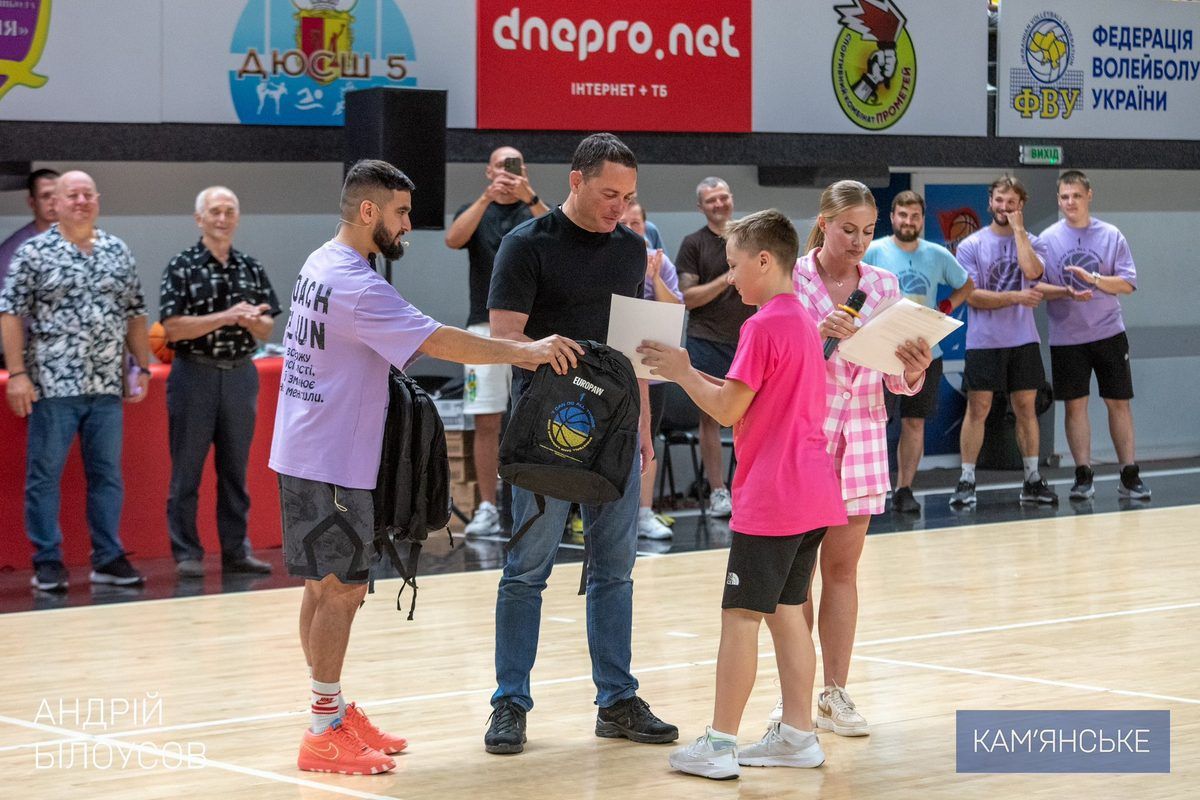 В нем приняли участие более 100 юношей