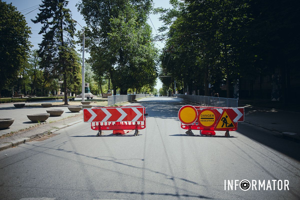 Со стороны Гончара стоят дорожные знаки. Со стороны Гончара стоят дорожные знаки.