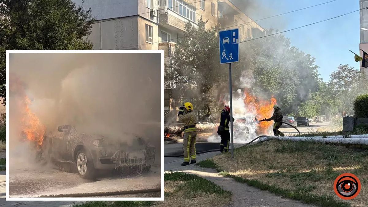 В Павлограде загорелся BMW X5: огонь перешел на теплотрассу