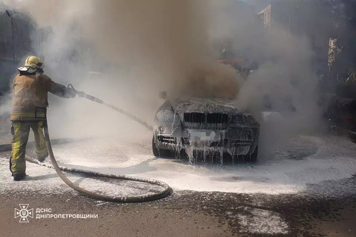 В Павлограде загорелся BMW X5 В Павлограде загорелся BMW X5: огонь опрокинулся на теплотрассу