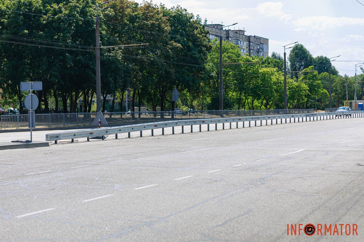 Вже встановлено колесовідбійні бруси на проспекті Слобожанському, вулиці Космічній, Набережній Заводській, Набережній Перемоги, з'їздах з Кайдацького мосту