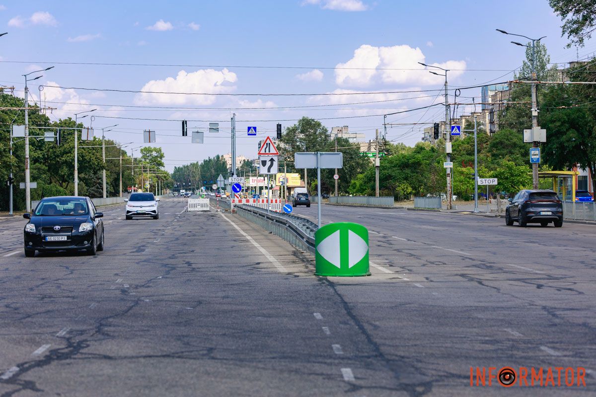 У Дніпрі на Набережній Заводській, в районі ж/м Парус, встановили близько 200 метрів колесовідбійного брусу