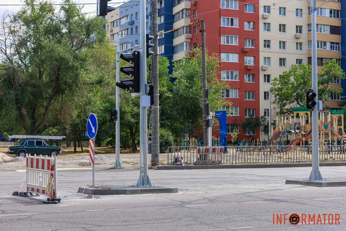 Світлофор з'явився на перехресті Набережної Заводської та вулиці Метробудівської Світлофор з'явився на перехресті Набережної Заводської та вулиці Метробудівської