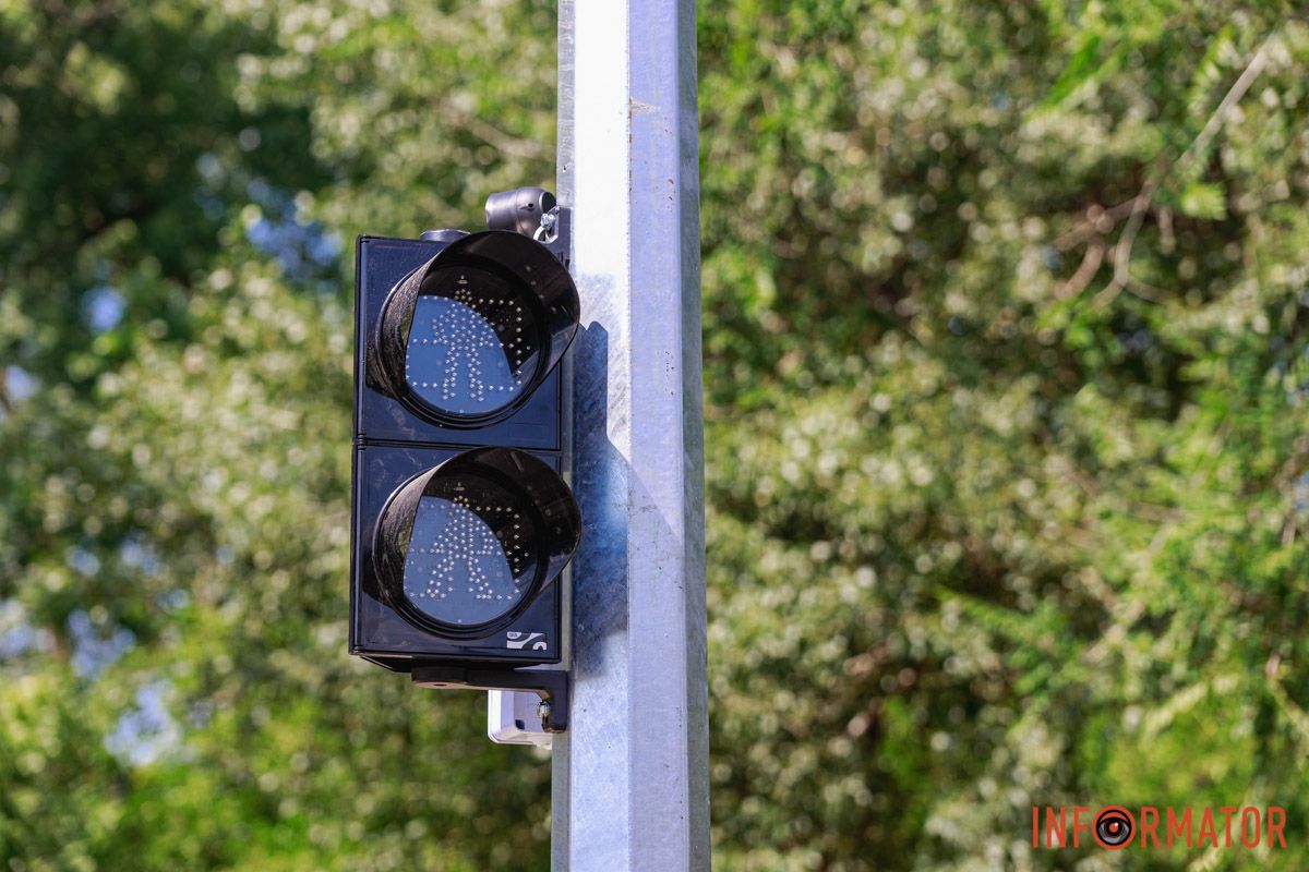 Наразі світлофор працює у тестовому режимі Наразі світлофор працює у тестовому режимі