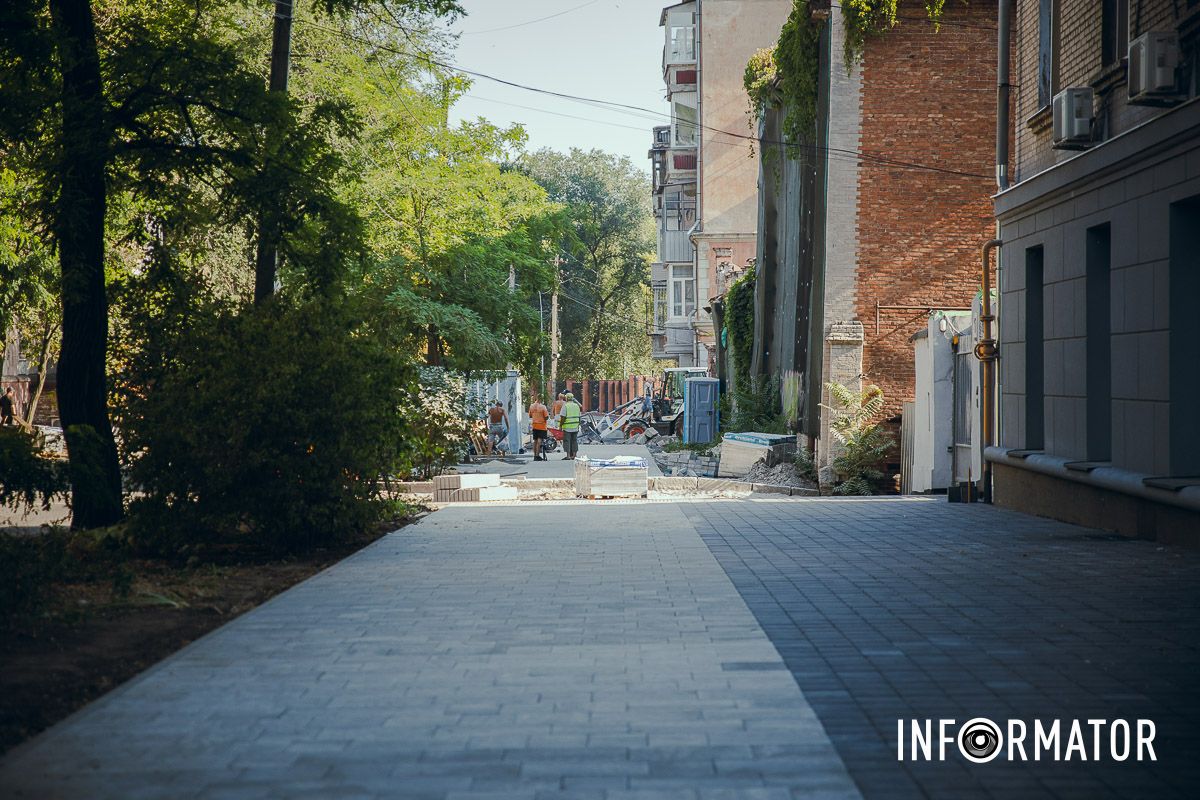 Укладывают брусчатку, где раньше сорвали асфальт Укладывают брусчатку, где раньше сорвали асфальт