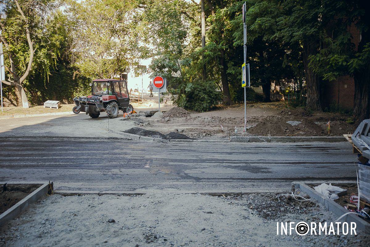 Старый асфальт уже сорвали Старый асфальт уже сорвали