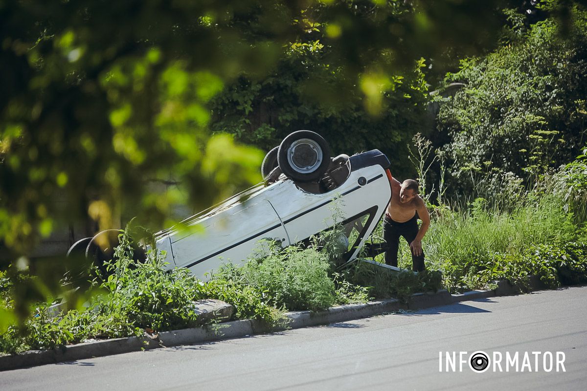Мужчина вызвал полицию и по его словам, они зафиксировали событие В Днепре на Казака Мамая "Таврия" перевернулась на крышу 4