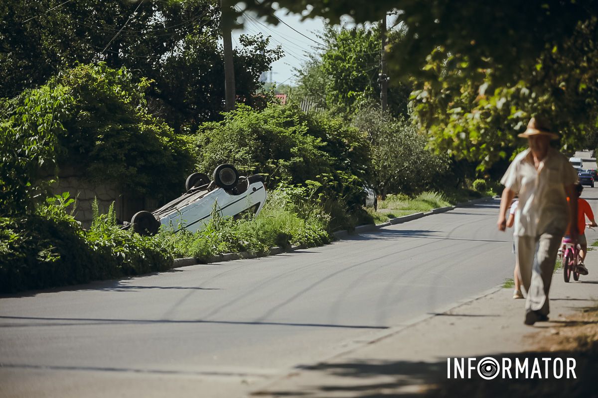 По состоянию на 9:45 на месте ни владельца автомобиля, ни полицейских нет В Днепре на Казака Мамая "Таврия" перевернулась на крышу 5