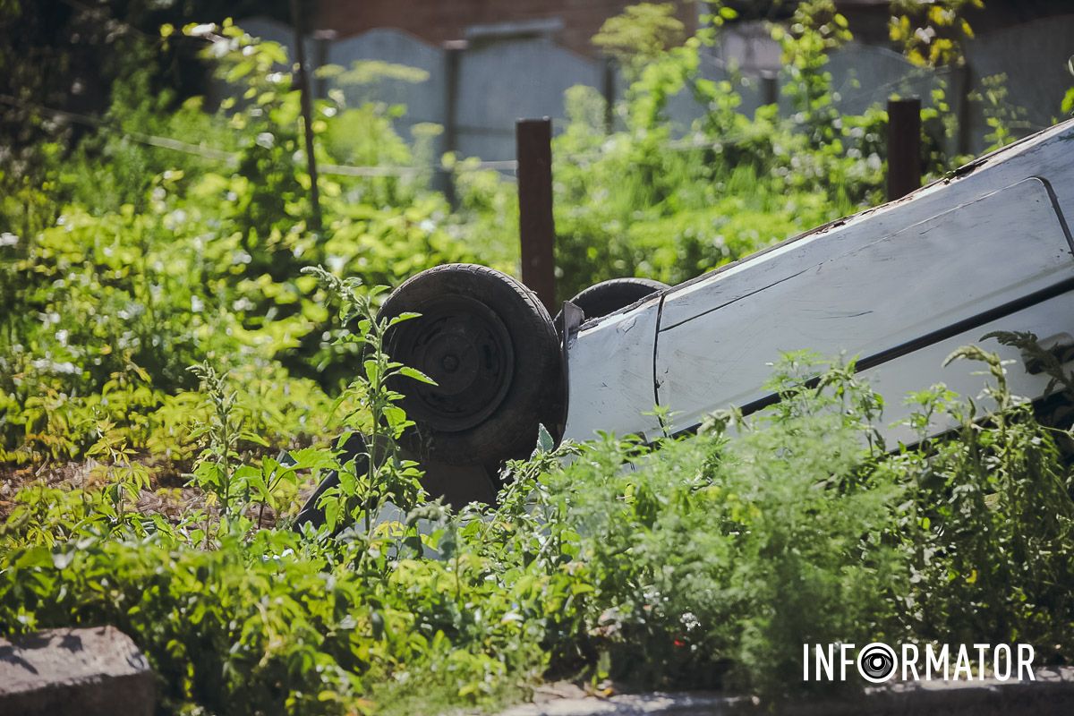 Берегите себя В Днепре на Казака Мамая "Таврия" перевернулась на крышу 6